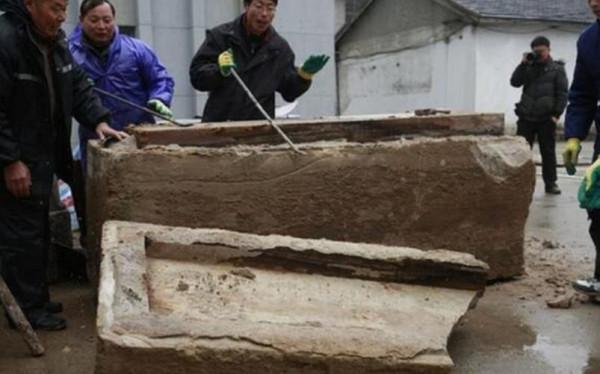 安徽工地挖出紅棺，墓主人散發奇特香味，難道女屍就是香妃？