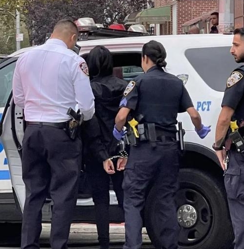 31歲華裔女性被盯上，大量警察出動實彈兵力：她曾經做過警察