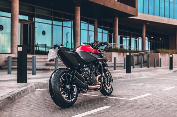 KTM - Brabus 博速 1300 R 戶外特寫