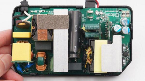 用料豪華，有錢果真可以為所欲為，微軟Xbox Series X主機電源拆解