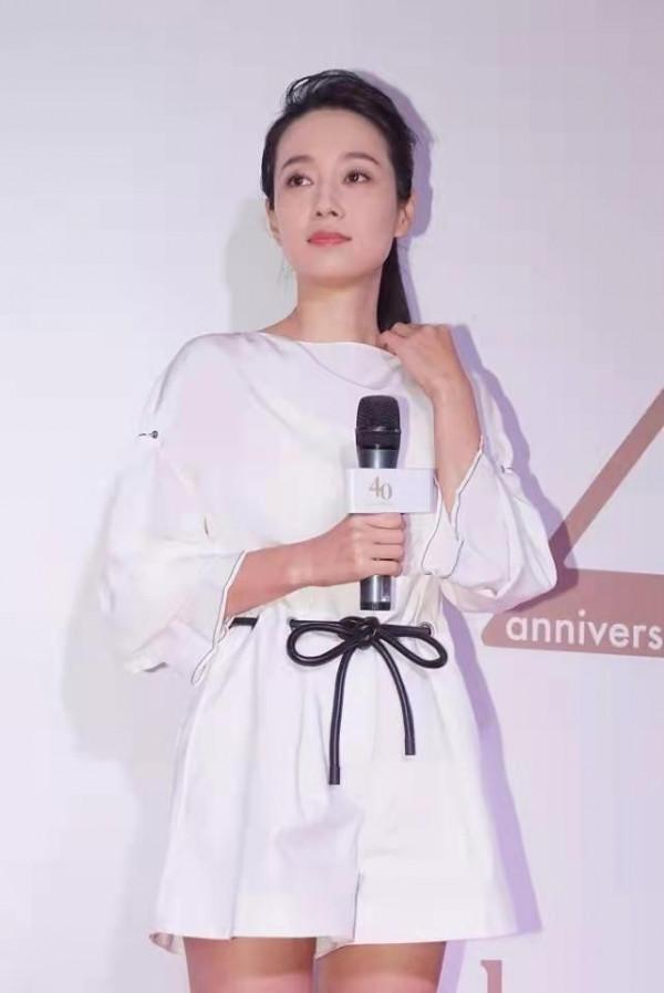 馬伊琍簡直逆生長，穿一襲白裙參加活動，這臉還是當年的“紫薇”