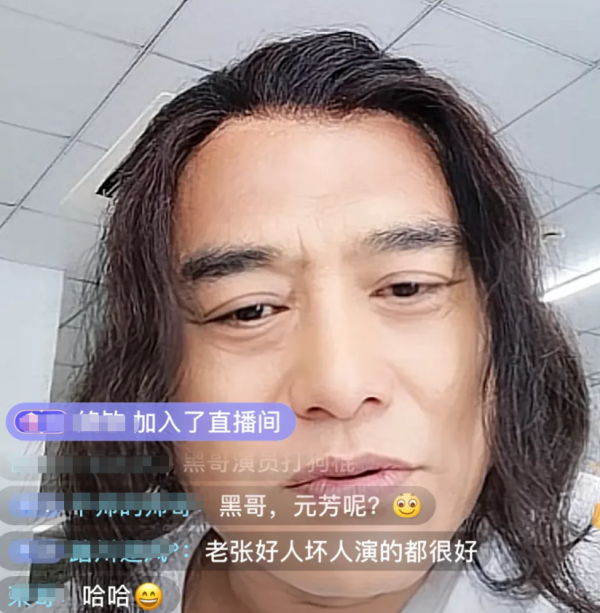 50歲老戲骨開直播，打PK向粉絲要禮物，直言刷禮物唱歌打贏可見面