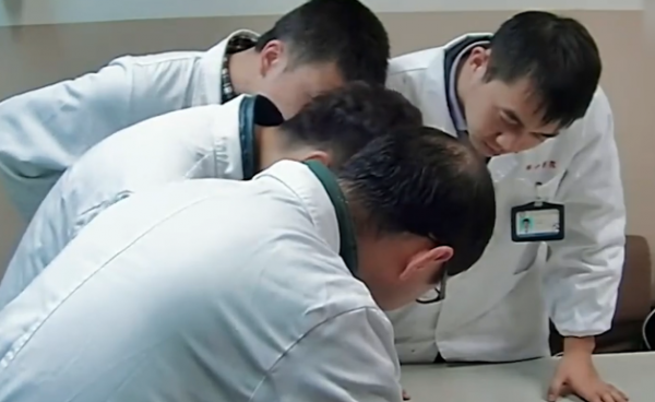 河南43歲女工捲入絞肉機，右手斷成9節，醫生苦撐17小時為其接上