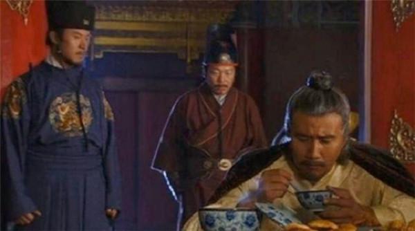朱元璋批奏摺到深夜，一宮女端來碗熱粥，朱元璋：粥留下，人斬了
