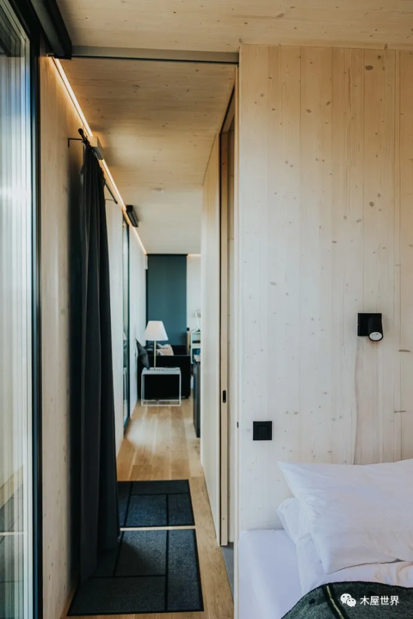 古老火山下的海邊，一夜之間建好的現代度假木屋