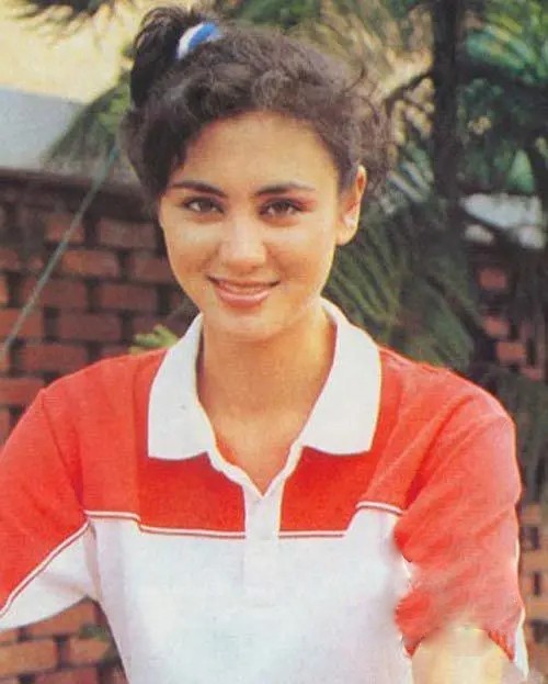 洪金寶妻子高麗虹，結婚30年無兒無女無怨言，她到底在追求什麼？