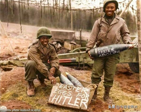 老照片：德軍擠羊奶，美軍將日軍頭顱送給女友，溥儀同戰犯下圍棋