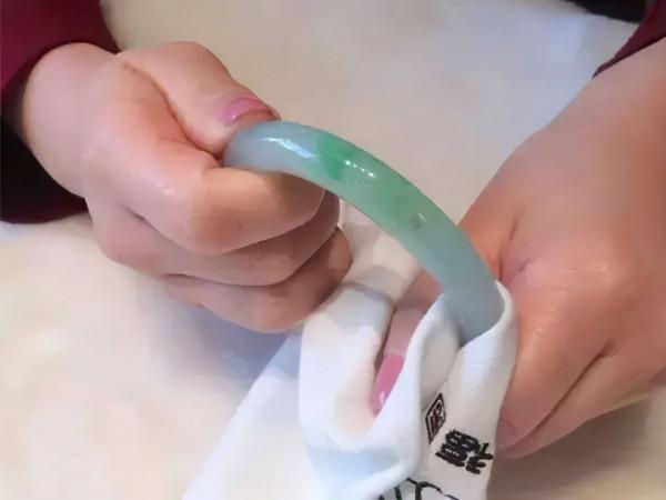 首飾戴久了發黑發黃怎麼辦?教你4個小妙招,讓首飾煥然一新 首飾戴久了發黑發黃怎麼辦?教你4個小妙招,讓首飾煥然一新