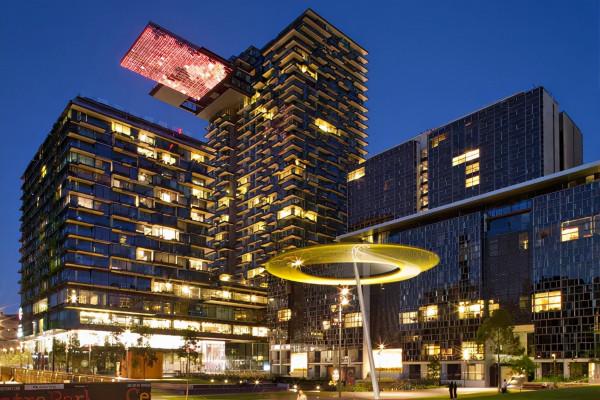 花3億在岩石中&quot;鑿&quot;出一個酒店，表面普通，內部卻大有乾坤