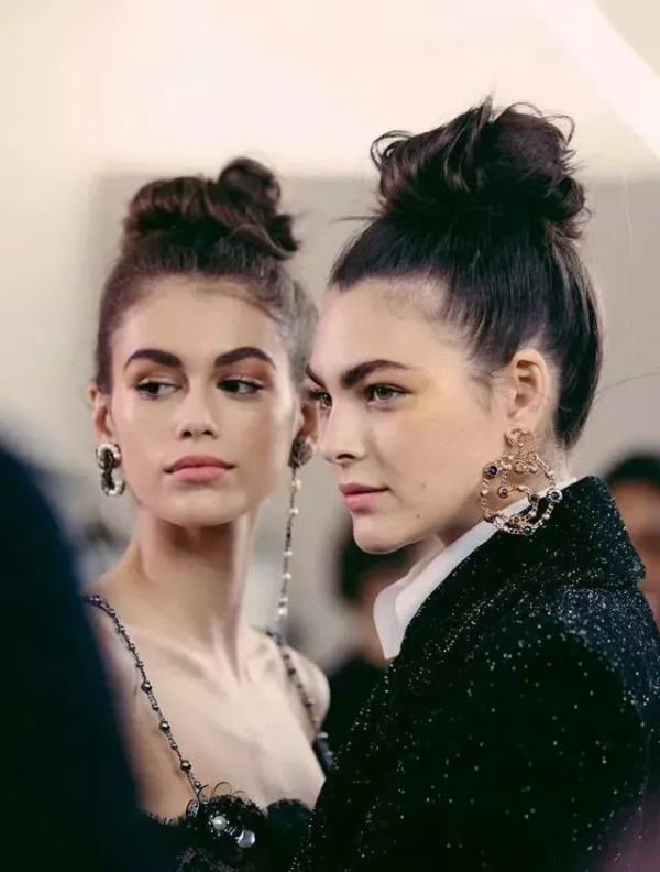 老佛爺離世前“最後一位靈感繆斯”：這是人類可以擁有的美貌嗎？