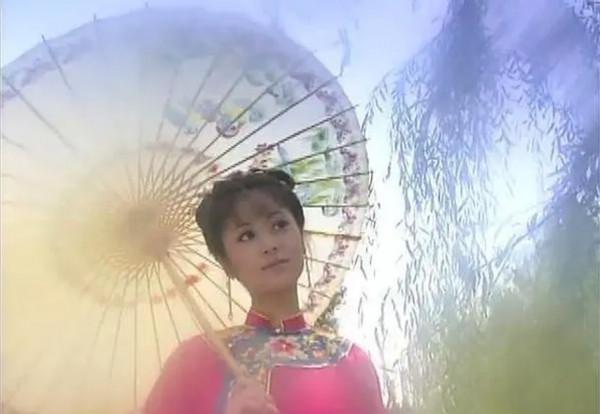 周海媚變滅絕師太，葉童一人演三代，翻拍劇裡多少熟臉在賣情懷？