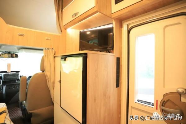 可愛又精巧的福特房車！倆大床睡4人，還有頂級水電！佈局有特色