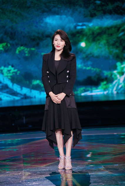 劉濤美上央視，穿小西裝配不規則長裙，展示女性優雅獨立新氣質