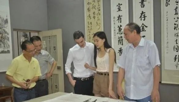 廣東打工妹逆襲！26歲嫁入王室，成歐洲第一位華裔王妃，憑什麼？