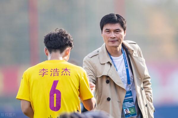 國足是選助理教練還是組建觀摩團抑或馬戲班？