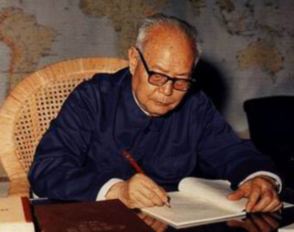 1988年蔣經國病逝，收到訊息後鄧小平嘆息：可惜，經國死得太早了