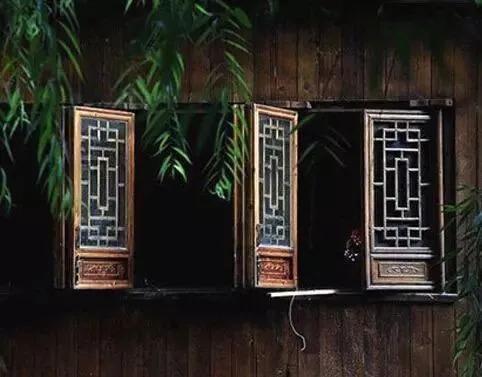 民間故事：狀元回鄉辦案，遭遇風塵女子行兇，他拿出字畫逃過一劫