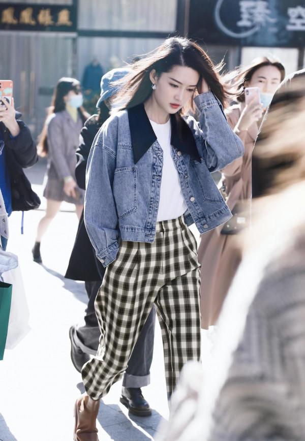 馬麗穿牛仔外套配破洞牛仔褲，盡顯隨性美，簡直就是時髦精本精了