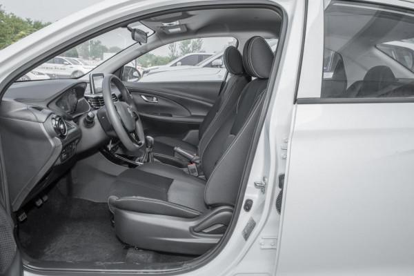 體驗長安悅翔，三廂小轎車，顏值高設計好，配1.4L自然吸氣發動機