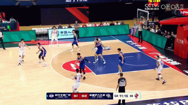 新疆隊的黑暗四分鐘，不斷犯錯誤，到底誰最應該擔責任