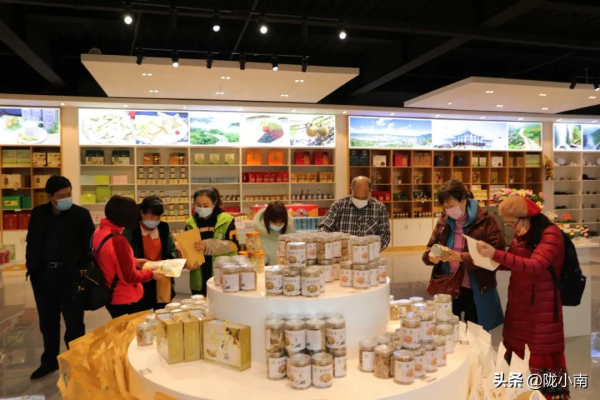 煙雨中，隴小南迎來遠道而來的朋友