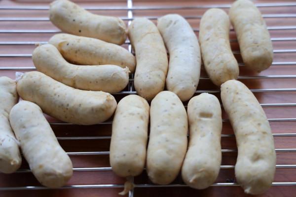 雞胸肉別水煮，試試做成脆皮腸，低油低脂，煎一煎超級方便又健康