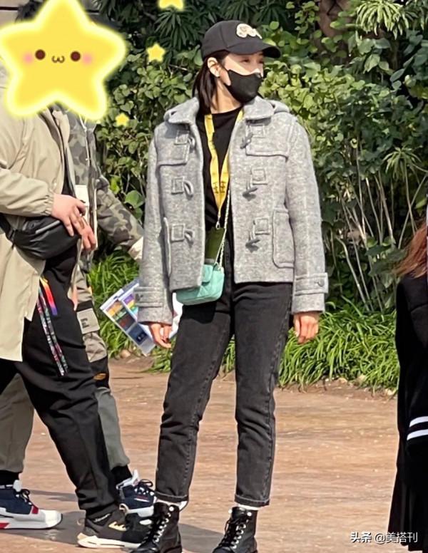 宋茜最新私服遭吐槽，灰色夾克配牛仔褲馬丁靴，網友：太路人了吧