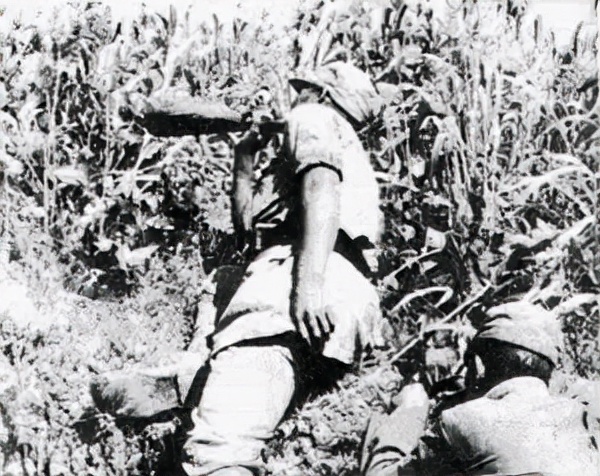 獨立營化裝成鬼子“憲兵隊”偷襲炮樓，一照面就引起敵人哨兵懷疑