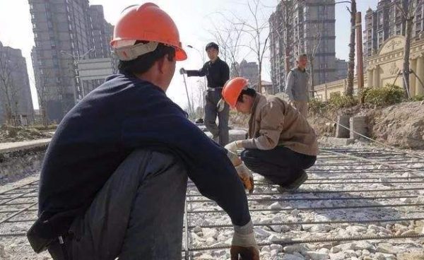 70後“奔五”的農民工即將面臨3大危機，逃不掉早準備