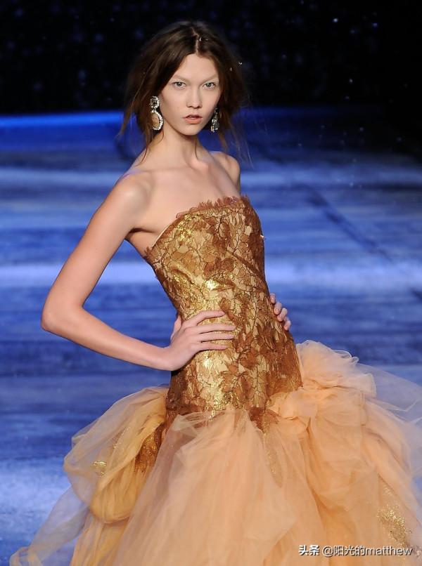 卡莉·克勞斯一身灰色大衣與丈夫現身街頭推嬰兒車畫面溫馨