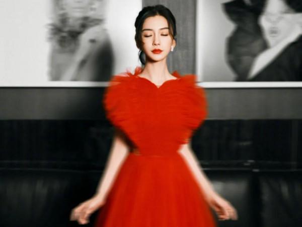 Angelababy楊穎穿一襲紅心禮服裙亮相北影節開幕紅毯，明豔動人