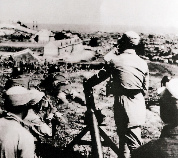 新四軍戰士巡邏,抓到可疑人物,還沒審問掏出介紹信:日軍要談判 新四軍戰士巡邏,抓到可疑人物,還沒審問掏出介紹信:日軍要談判