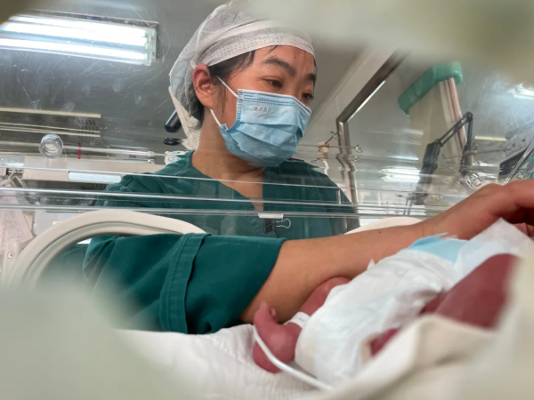 2022第一天，孕34周準媽媽突發胎盤早剝，醫護攜手從死亡線上拉回母女倆