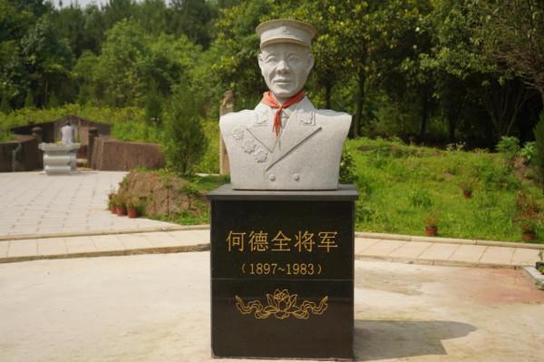 長沙61歲老人拾糞，因表彰信無意揭開真實身份，竟是開國中將