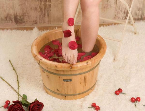 每天用熱水泡腳，到底是養生還是“減壽”？聽聽醫生是怎麼說的