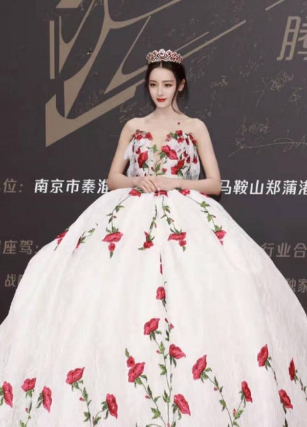 迪麗熱巴紅毯造型太絕了，張張驚豔，你最喜歡哪個？