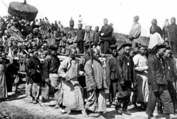 開國上將半夜上廁所，看到夜空劃過一束光，火速下命令：起床撤退