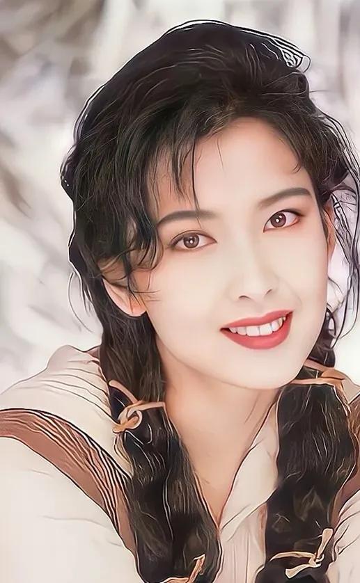 年輕時候的周慧敏也是一個大美人兒，長相給人一種很舒服的感覺
