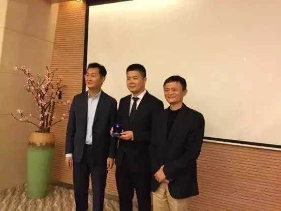 與馬雲馬化騰合影站C位&OpenCurlyDoubleQuote;微商教父&rdquo;吳召國公司暗藏傳銷黑幕？