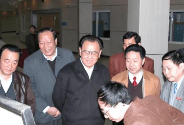 前省委書記毛致用,官至副國級,退休回家做農民種地,養鴨、餵魚 前省委書記毛致用,官至副國級,退休回家做農民種地,養鴨、餵魚