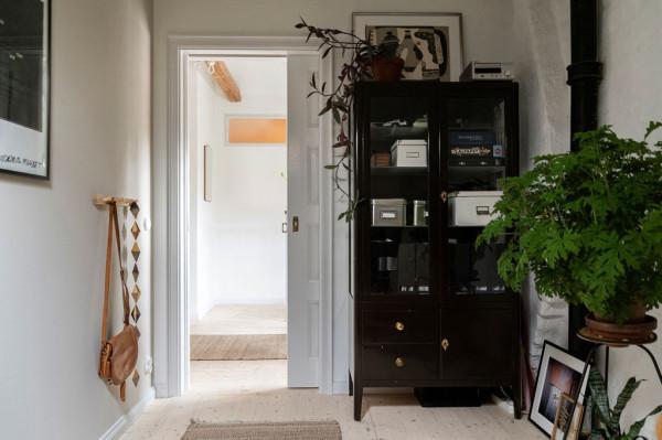 簡潔複式住宅，置身綠色廚房，在躺椅上消磨時光，好一片寧靜綠洲