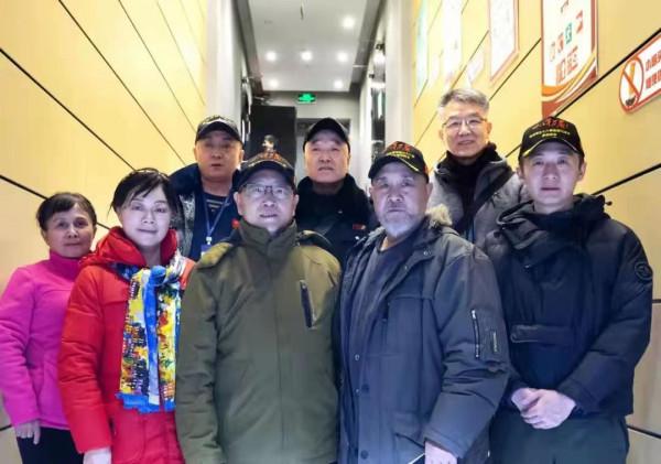 &OpenCurlyDoubleQuote;萬歲軍&rdquo;後代徐魯梅為軍品大王簽名&OpenCurlyDoubleQuote;弘揚偉大的抗美援朝精神&rdquo;