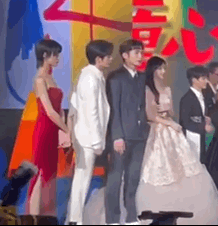 慈善晚宴內場:楊冪朱一龍同桌吃飯,王源坐在angelababy旁邊 慈善晚宴內場:楊冪朱一龍同桌吃飯,王源坐在angelababy旁邊