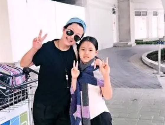 從酒吧歌手到當紅女星,被逃犯捧上位的謝雨欣,都經歷了什麼? 從酒吧歌手到當紅女星,被逃犯捧上位的謝雨欣,都經歷了什麼?