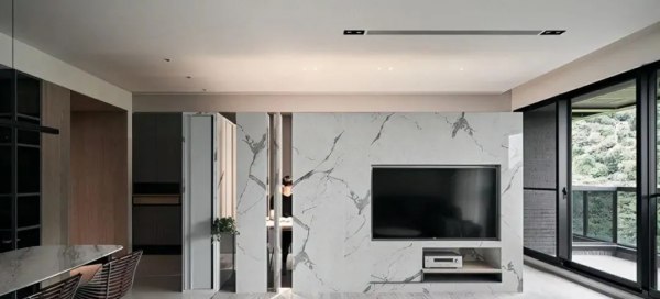 這個裝修想法很有創意，入戶用大理石隔斷做端景牆