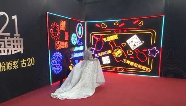 國劇盛典紅毯：劉濤僵硬假笑宋祖兒遲到黑臉，熱依扎讓人眼前一亮