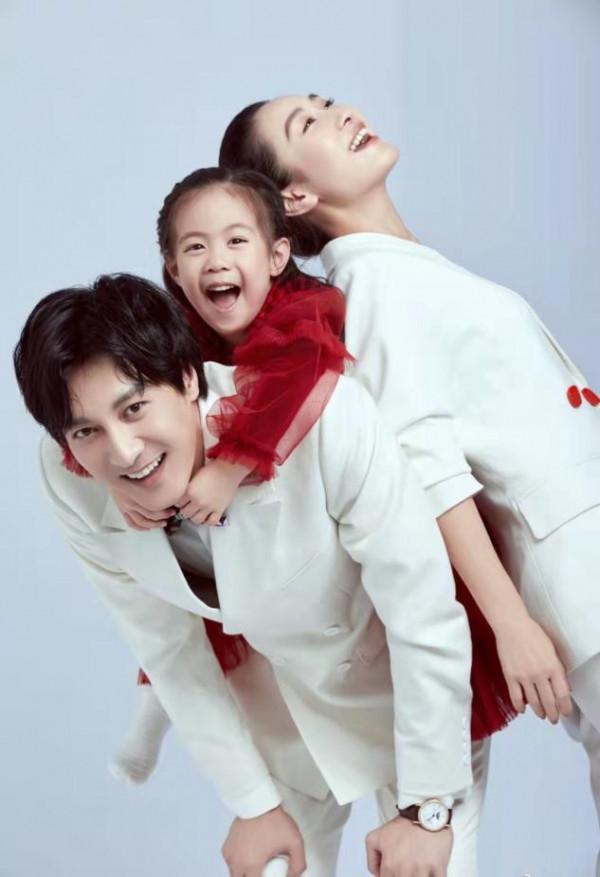 安陵容劇外蛻變大，穿西裝拍全家福女王範十足，老公都被襯得嬌羞