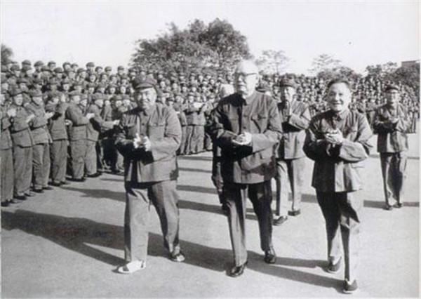 76年王震前去探望鄧小平，鄧小平連發幾問：葉劍英住哪裡？怎麼樣