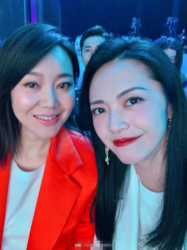 姚晨閆妮13年後同框，奔5中年女星太驚豔，同穿西裝瘦腿褲好搶鏡