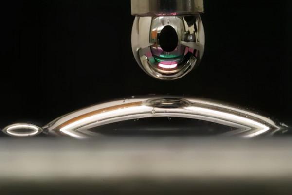 神奇微結構表面讓非潤溼性固液表面發生逆轉